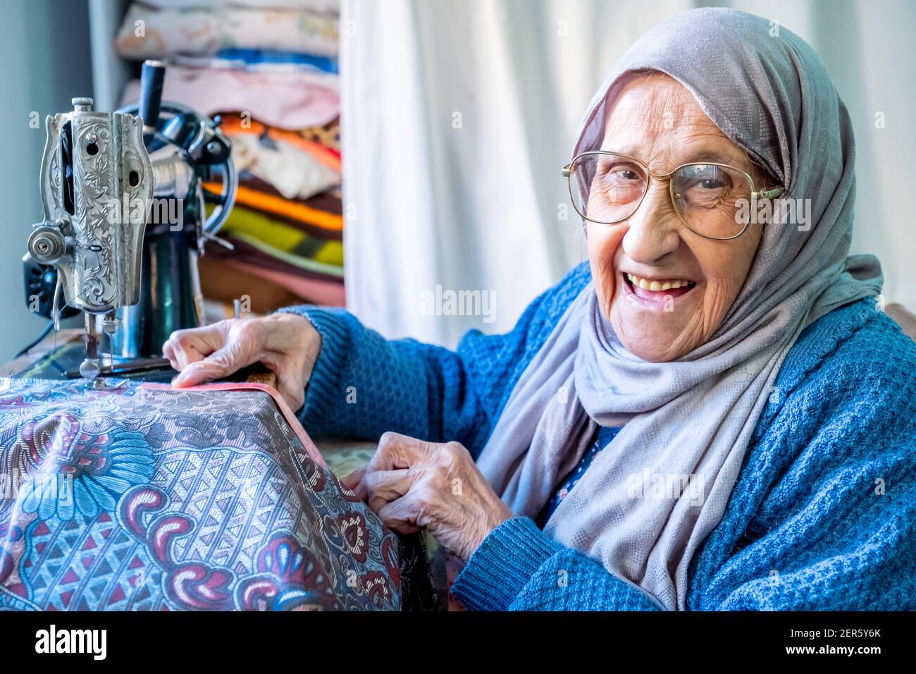 Arabe musulmane femme couture et mesure des longueurs avec son ruban Photo  Stock - Alamy