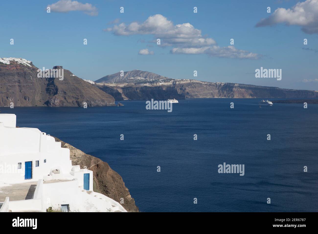 Photo prise à Oia, sur l'île de Santorin, en Grèce, face au rocher de skaros, et à Imerovigli Banque D'Images