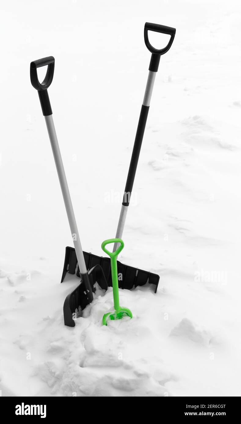 Pelle pour le nettoyage de la neige. Pelle pour déneigement Photo Stock -  Alamy