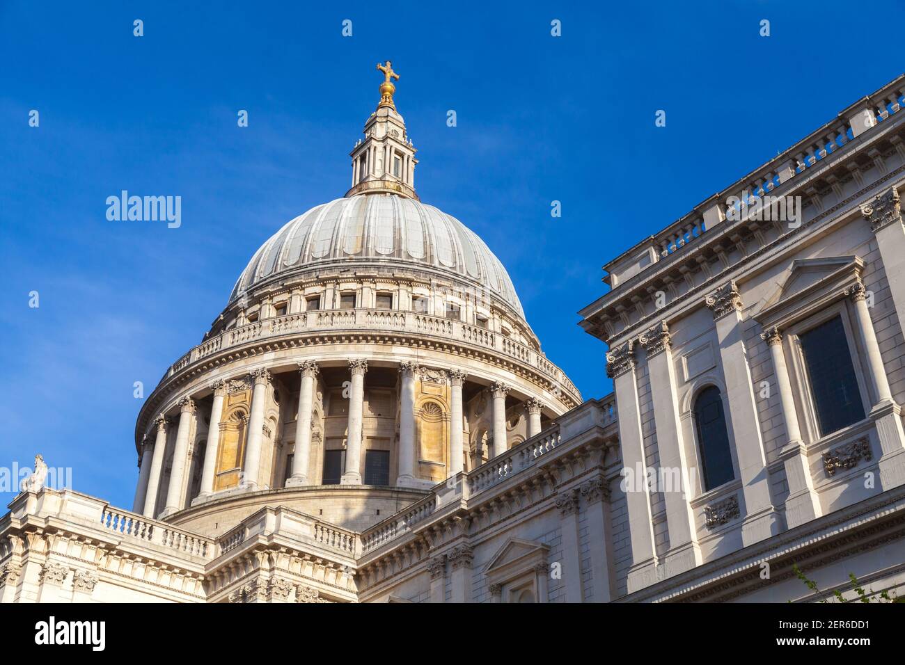 Dôme de la cathédrale Saint-Paul sous le ciel bleu par une journée ensoleillée, Londres, Royaume-Uni Banque D'Images