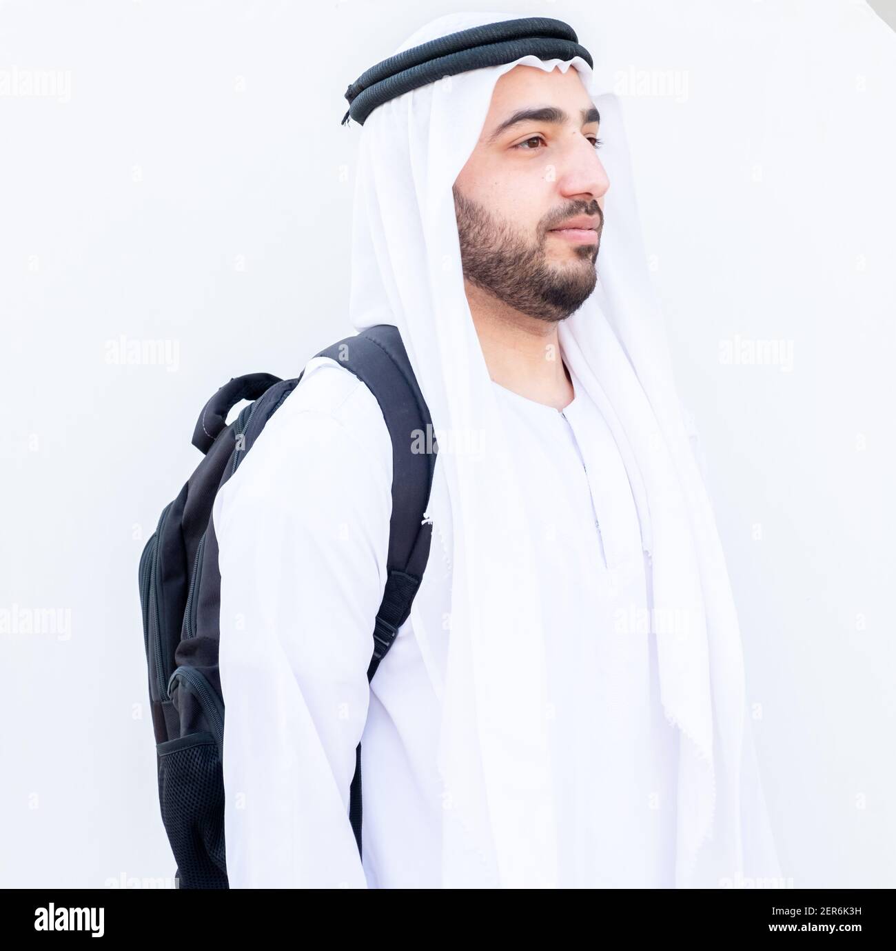 Arabe gars portant son sac à dos et se préparant à l'école Banque D'Images
