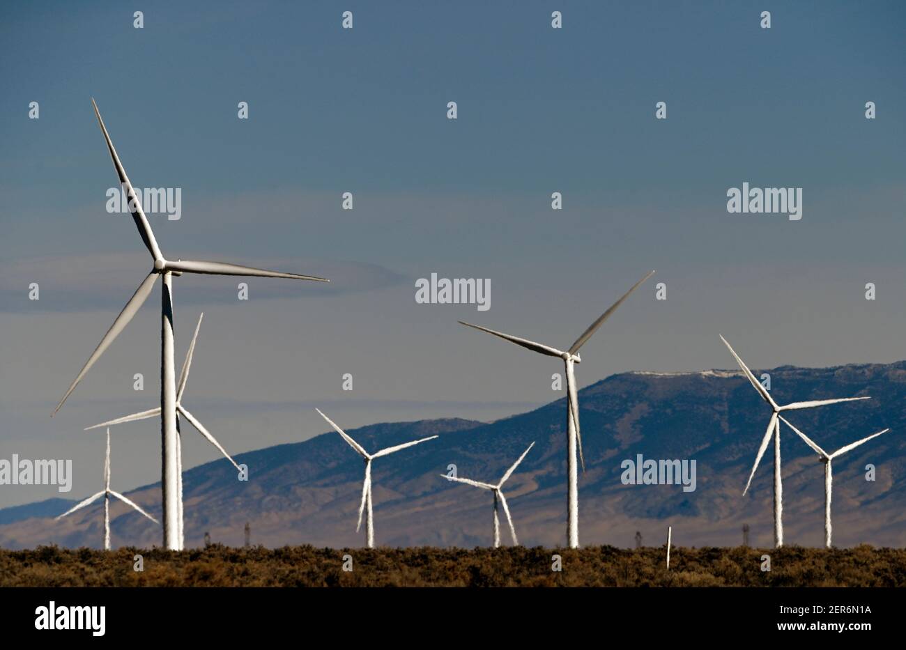 Ely, Nevada, États-Unis. 26 février 2021. Des moulins à vent sont vus à Spring Valley Wind, le premier parc éolien du Nevada, le 26 février 2021. La ferme est détenue et exploitée par Pattern Energy. L'installation est située dans la vallée de Spring, au nord-ouest du parc national de Great Basin et à environ 30 miles à l'est d'Ely, Nevada. Le projet de 152 mégawatts, construit en 2012, utilise 66 éoliennes Siemens SWT-2.3-101 et se connecte au système de transmission NV Energy. Crédit : David Becker/ZUMA Wire/Alay Live News Banque D'Images