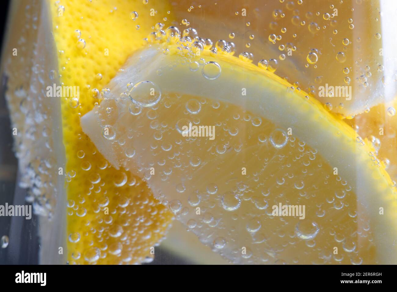 photo macro d'un détail d'eau de détox contenant du gingembre et citron avec des bulles indiquant la fraîcheur de la boisson Banque D'Images