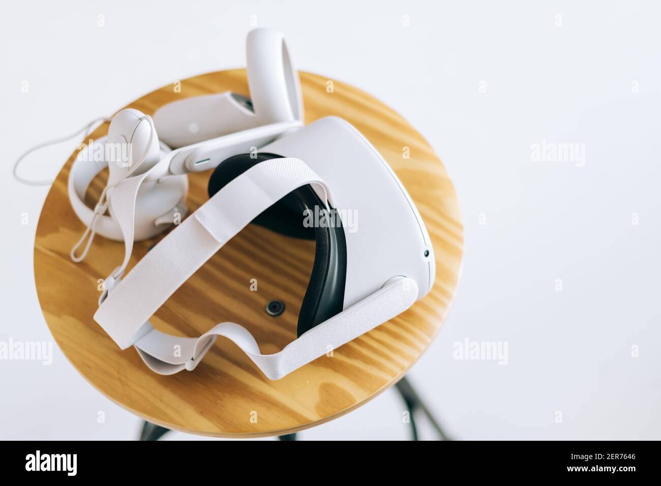 Casque de réalité virtuelle Oculus Quest 2 avec contrôleurs. Banque D'Images