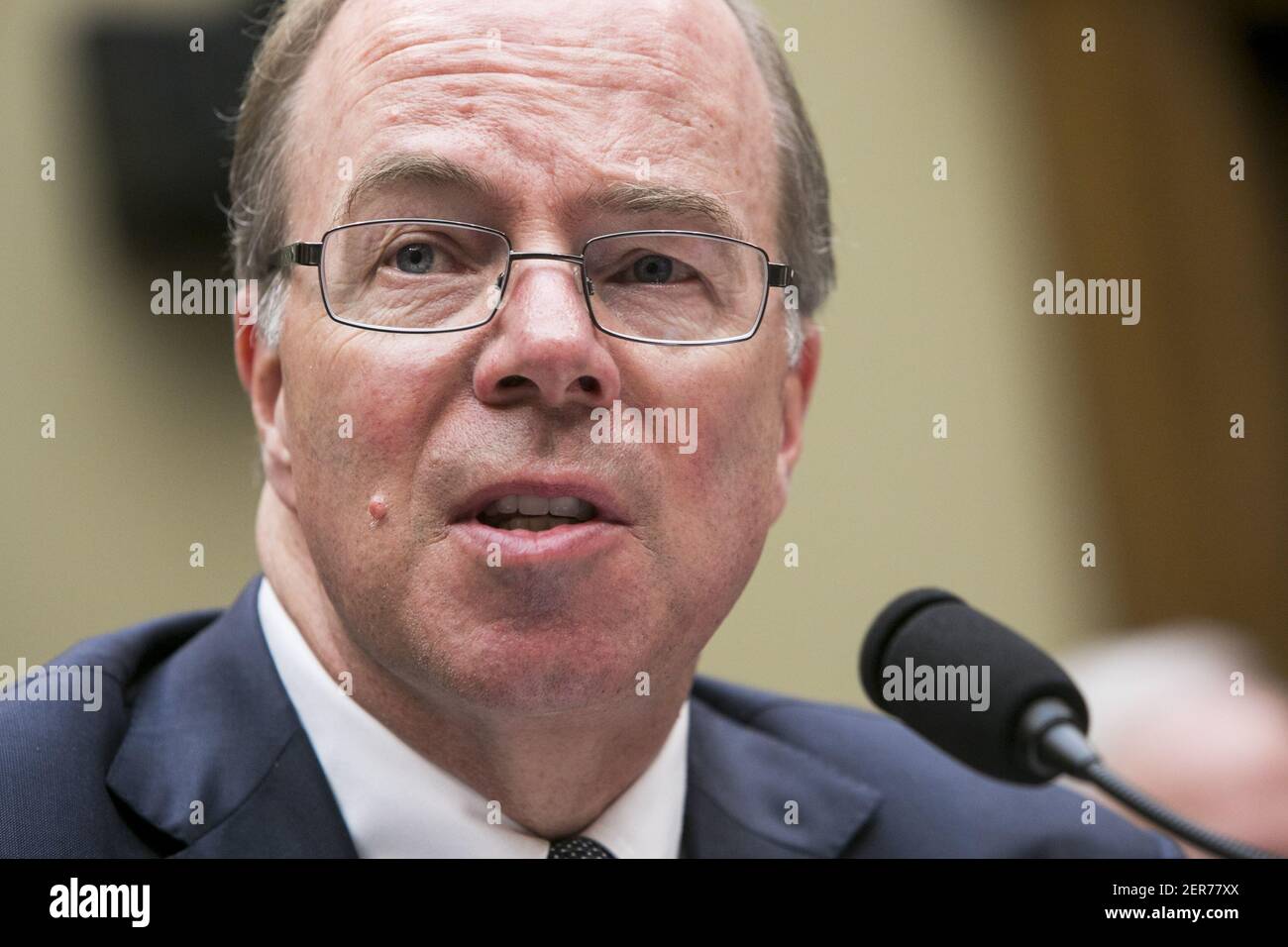 John Hammergren, président du conseil, président et chef de la direction de McKesson Corporation, Témoigne devant la Commission de l'énergie et du commerce, sous-commission de la surveillance et des enquêtes, lors d'une audition sur l'épidémie d'opioïdes à Washington, D.C., le 8 mai 2018. (Photo par Kristoffer Tripplaar/Sipa USA) Banque D'Images