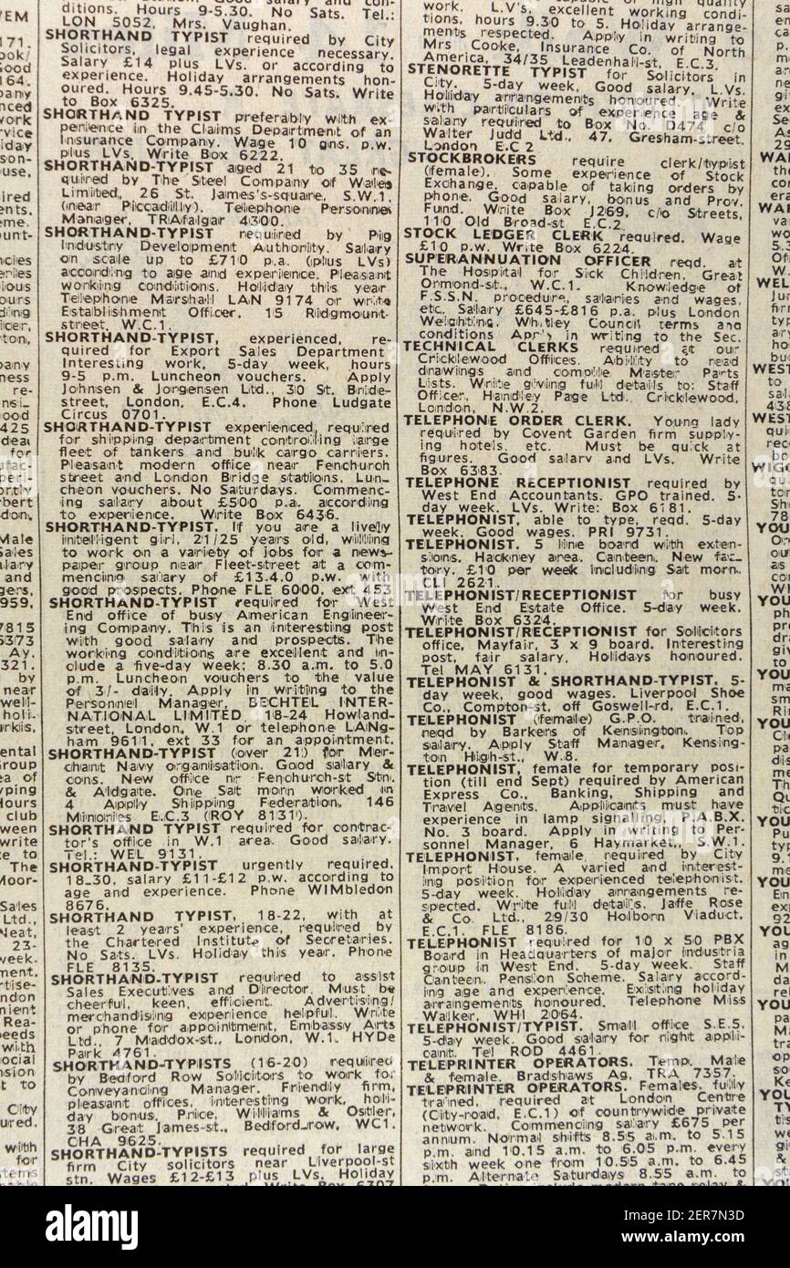 Gros plan de la liste des postes vacants pour les dactylographes sténographiques, les téléphonistes, etc. Dans le Evening News Newspaper (jeudi 13 juin 1963), Londres, Royaume-Uni. Banque D'Images