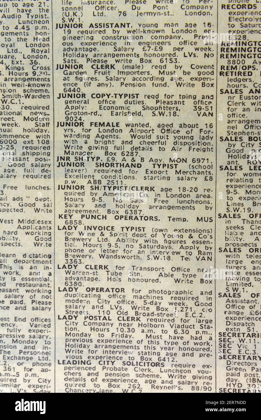 Gros plan de la liste des postes vacants pour les femmes et les femmes dans le Evening News Journal (jeudi 13 juin 1963), Londres, Royaume-Uni. Banque D'Images