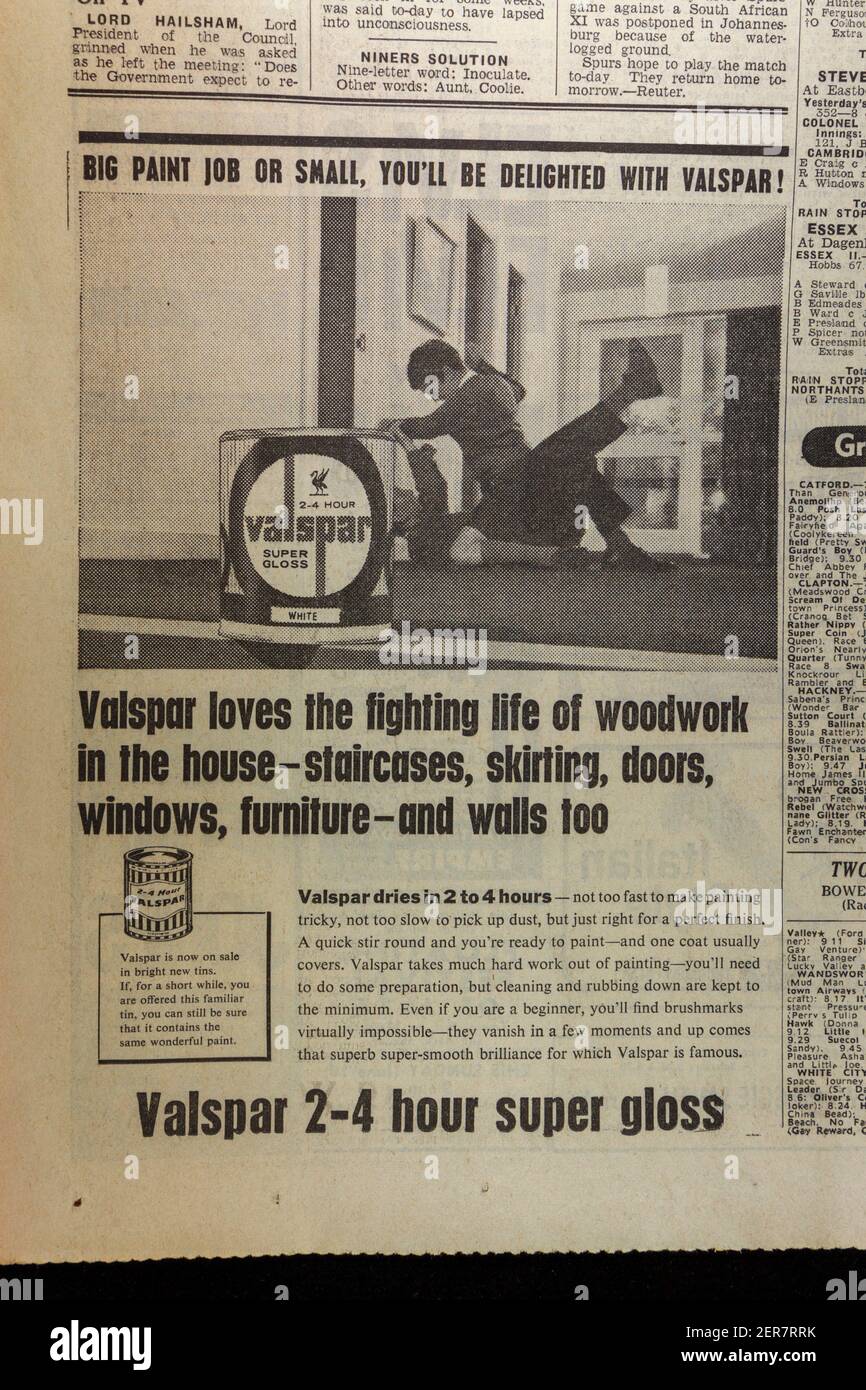 Publicité pour la peinture super brillante à séchage rapide Valspar dans le journal Evening News (jeudi 13 juin 1963), Londres, Royaume-Uni. Banque D'Images