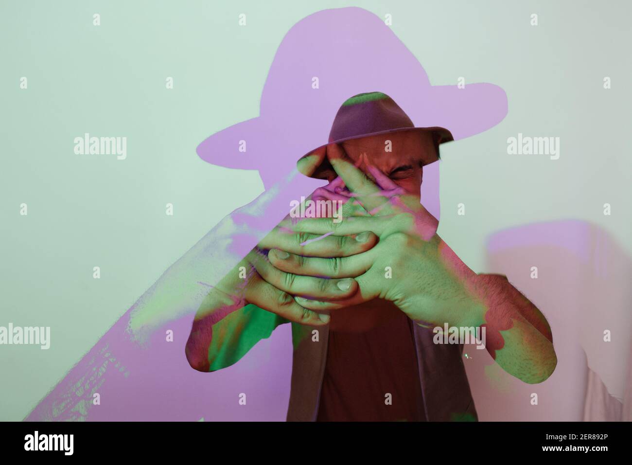 Le concept de santé mentale portrait d'un homme dans un chapeau, double exposition image Banque D'Images