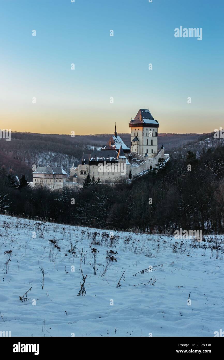 Magnifique château gothique Royal Karlstejn en hiver avec neige, République Tchèque.fondé par Charles IV.il y a des joyaux de la couronne tchèque, des reliques saintes Banque D'Images