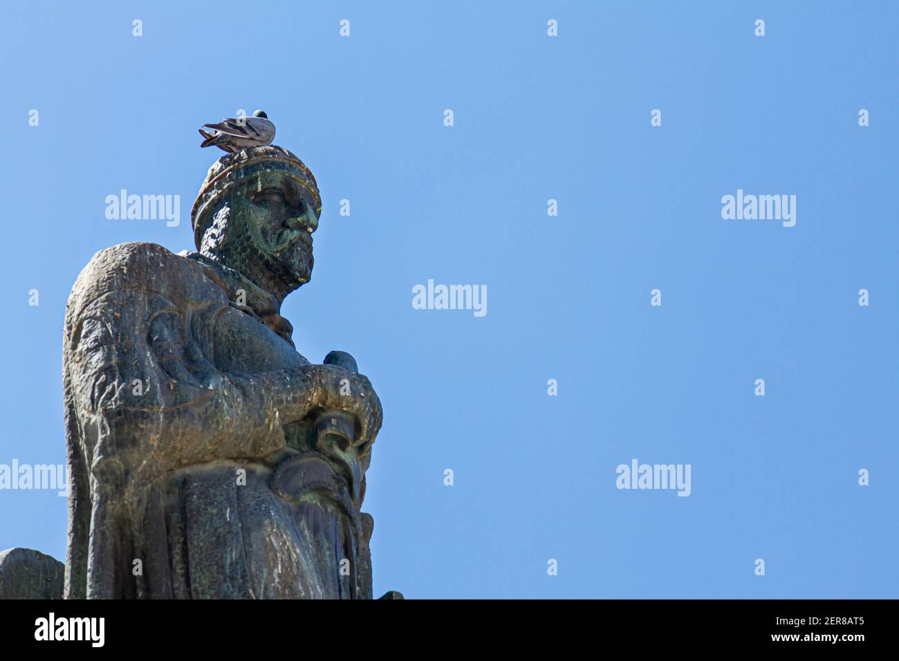 Les oiseaux vivant dans les zones urbaines causent des dommages importants aux monuments historiques et aux statues. Une statue de chevalier médiéval à Tarifa est couverte d'une inesthétique Banque D'Images