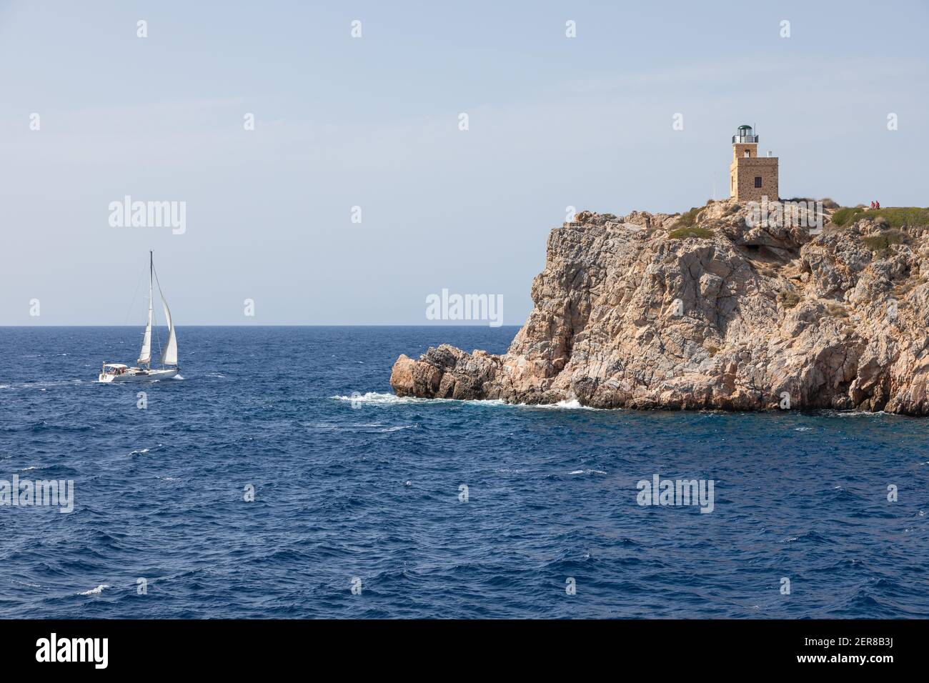 Vue sur le phare de la péninsule, Chora , île d'iOS, Grèce. Banque D'Images