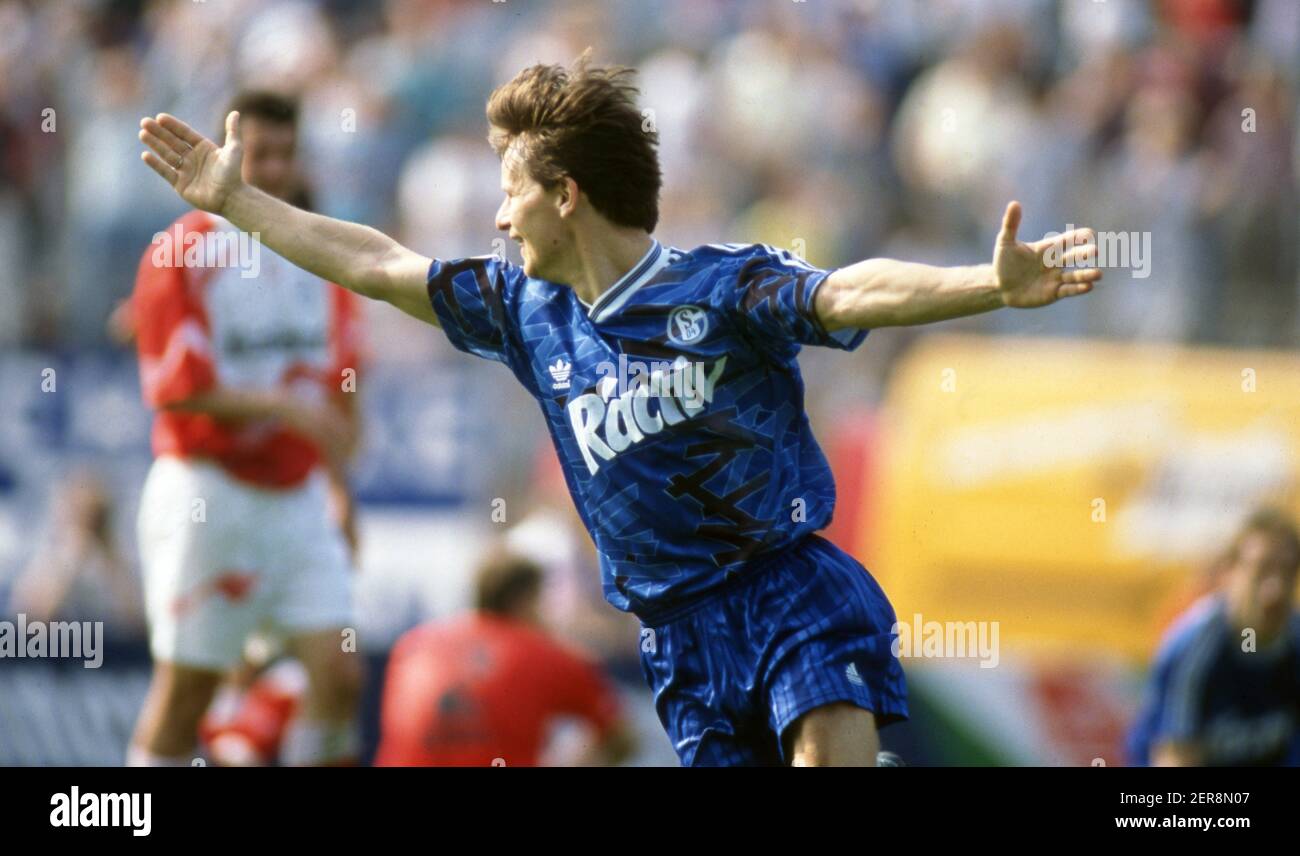 Uerdingen, Allemagne. 2021. Firo 01.05.1993 football, soccer, 1er Bundesliga, saison 1992/1993 archive photo, 92/93 archive images, 29e match Bayer 05 Uerdingen - FC Schalke 04 4: 2 Peter Sendscheid, jubilation, cheers, après, son, Objectif, pour, 2: 2 | utilisation dans le monde crédit: dpa/Alamy Live News Banque D'Images