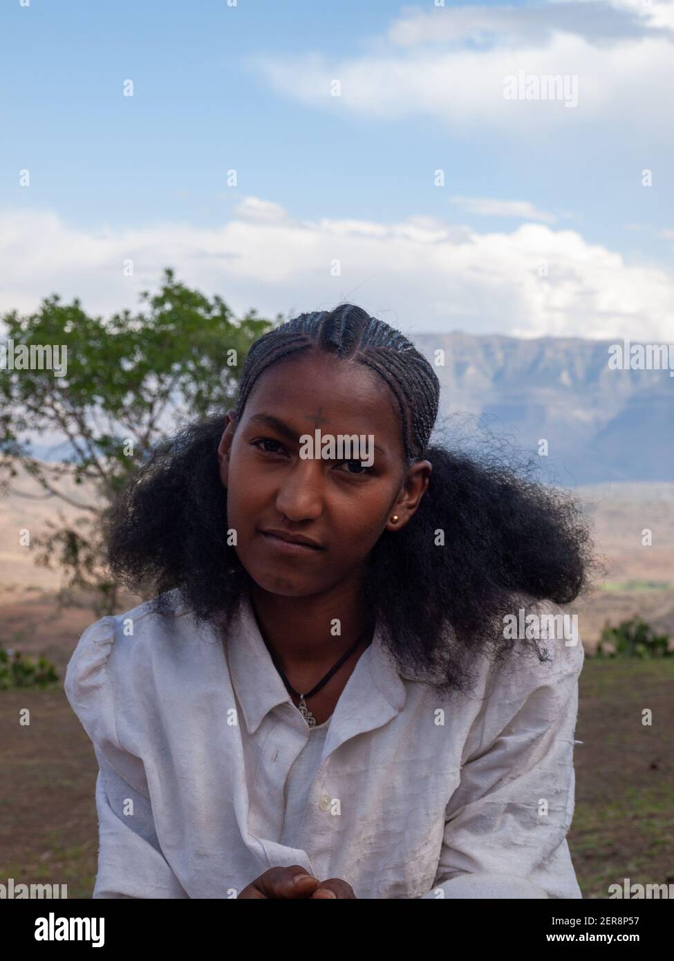 Éthiopienne avec tatouage traditionnel en croix dans le front Banque D'Images