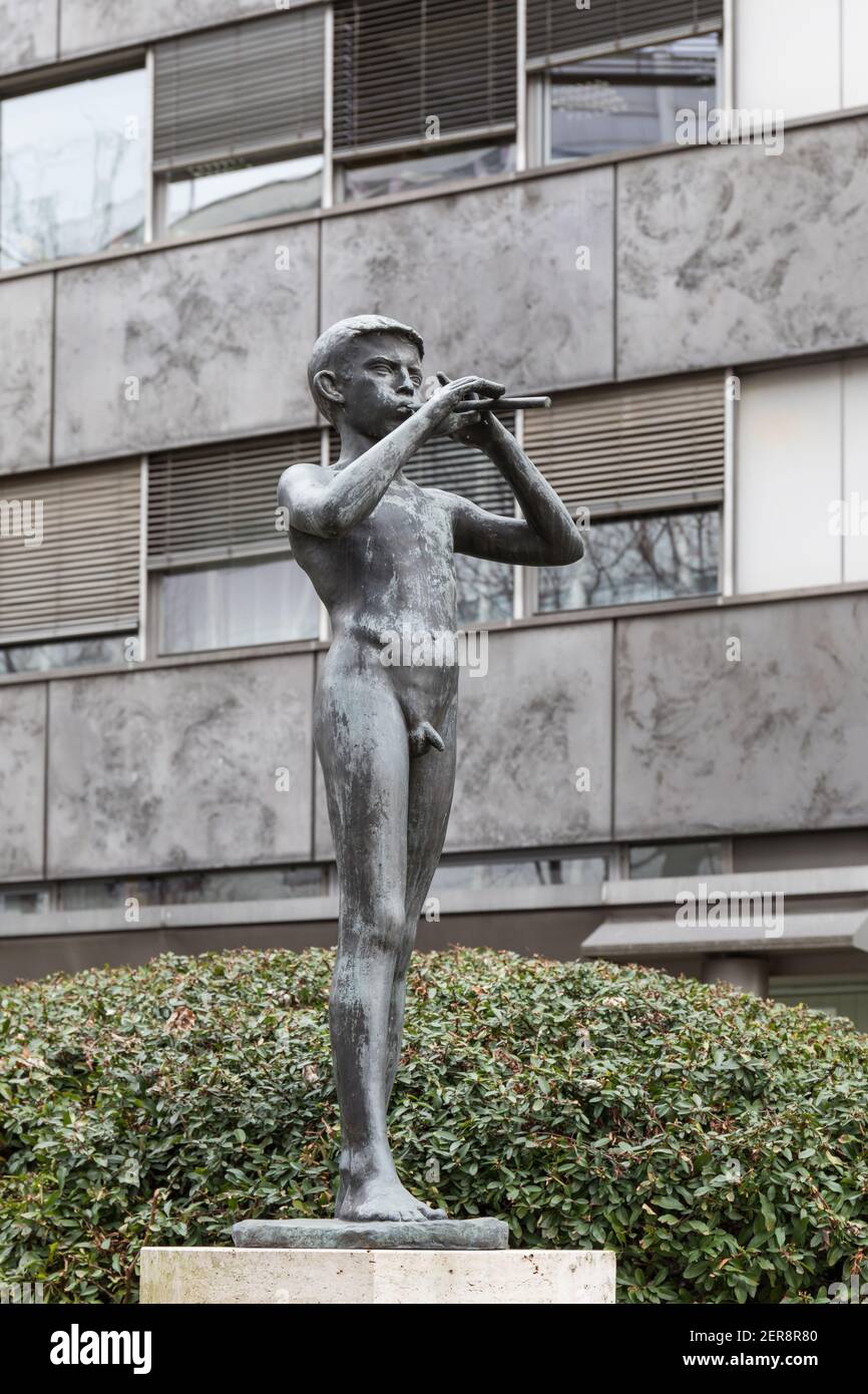 Sculpture d'un garçon nu avec une flûte - Ljubljana, Slovénie Banque D'Images