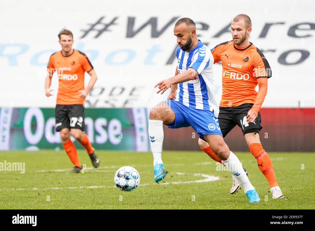 Odense, Danemark. 28 février 2021. Frederik Lauenborg (14) de Randers FC et Issam Jebali (7) d'OB vus pendant le 3F Superliga match entre Odense Boldklub et Randers FC au Parc d'énergie nature d'Odense. (Crédit photo : Gonzales photo/Alamy Live News Banque D'Images