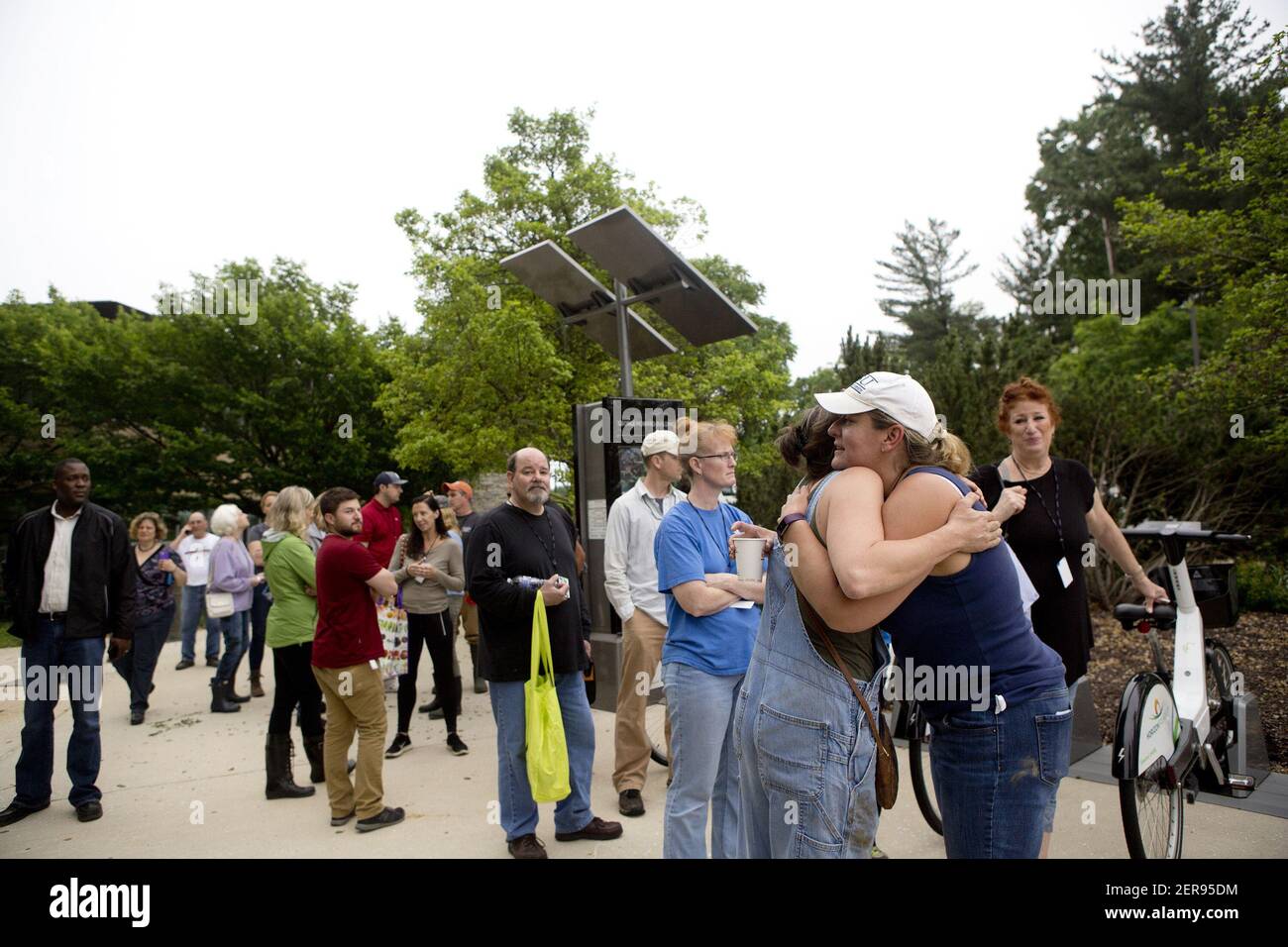 Bean Hallow Gretchen Shuey, à gauche, et Park Ridge Trading Company Julia Sanger hug tandis que les résidents, les propriétaires d'entreprise, Et les propriétaires attendent dans une file d'attente aux bureaux du gouvernement du comté de Howard pour être escortés à leurs propriétés sur main Street pour recueillir leurs effets personnels et commencer à évaluer leurs dommages en mardi 29 mai 2018 à Ellicott City, Maryland (photo par Jen Rynda/Baltimore Sun/TNS/Sipa USA) Banque D'Images