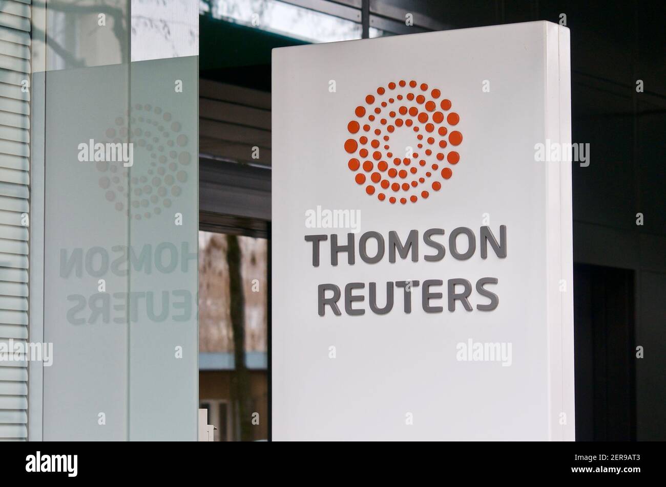 Zug, Suisse - 26 février 2021 : panneau Thomson Reuters suspendu devant l'entrée du bureau de Zug, Suisse. Thomson Reuters est un Banque D'Images