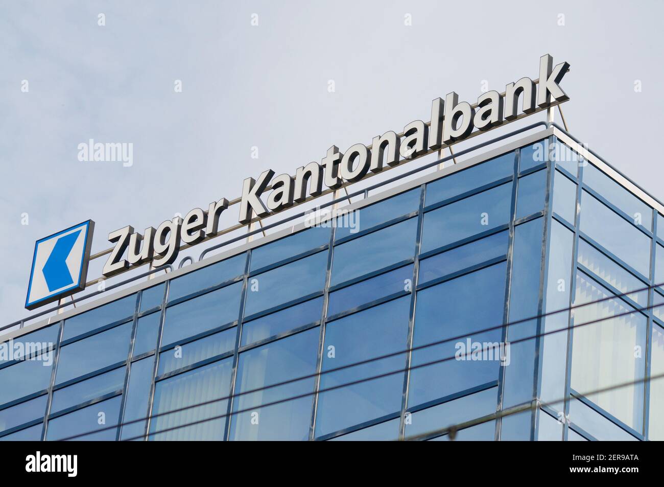 Zug, Suisse - 26 février 2021 : panneau Zuger Kantonalbank ou Zuger KB Bank suspendu au siège de Zug, Suisse Banque D'Images