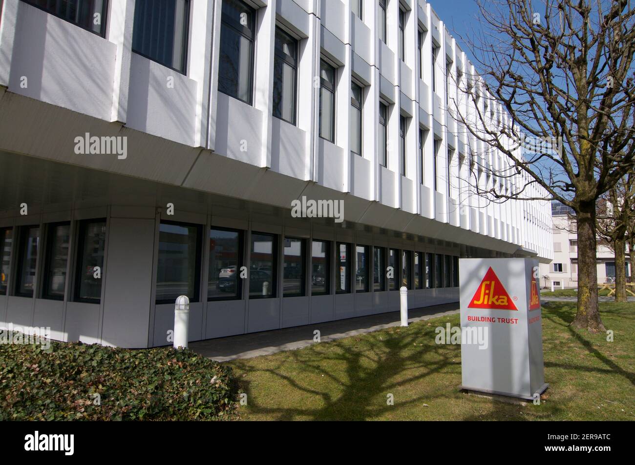 Zug, Suisse - 26 février 2021 : siège de Sika AG à Zug, Suisse.Sika AG est une société multinationale suisse de produits chimiques spécialisés qui supp Banque D'Images