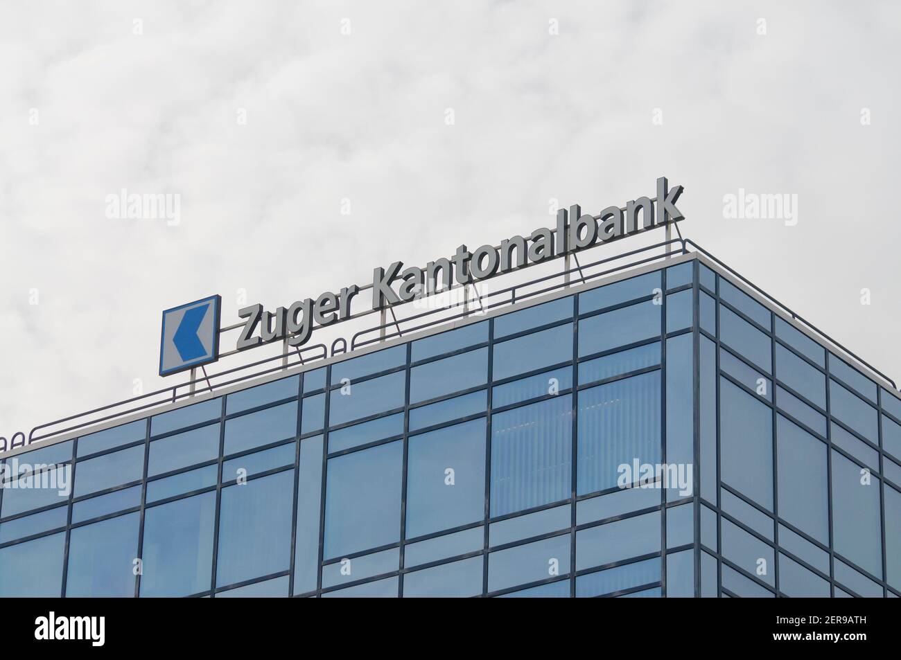 Zug, Suisse - 26 février 2021 : panneau Zuger Kantonalbank ou Zuger KB Bank suspendu au siège de Zug, Suisse Banque D'Images