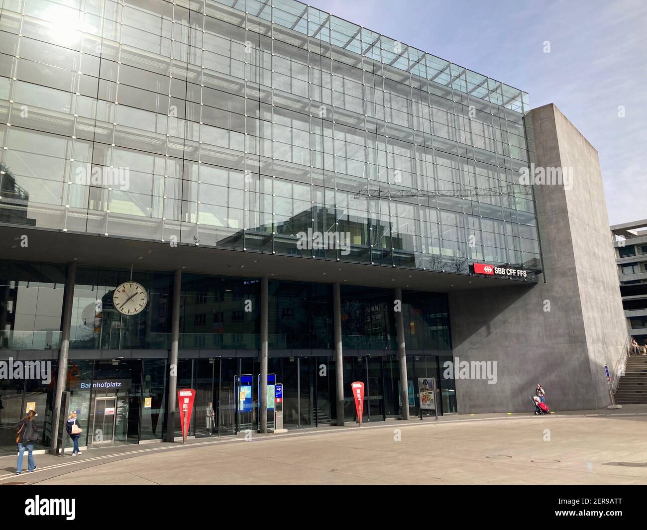 Zug, Suisse - 26 février 2021 : SBB / CFF / FFS Gare Bâtiment de la ville Zug en Suisse Banque D'Images