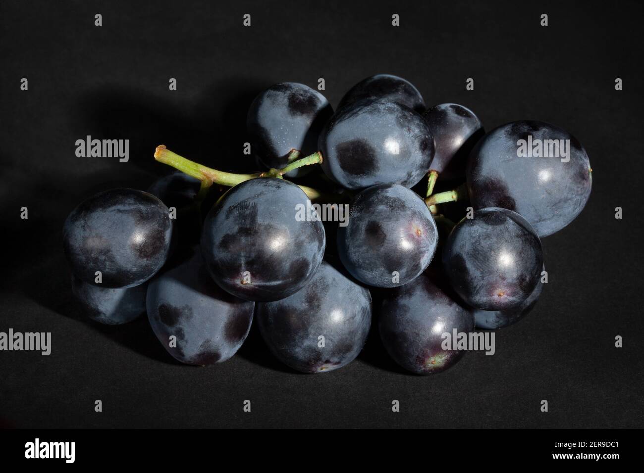 raisin bleu sur fond noir Banque D'Images
