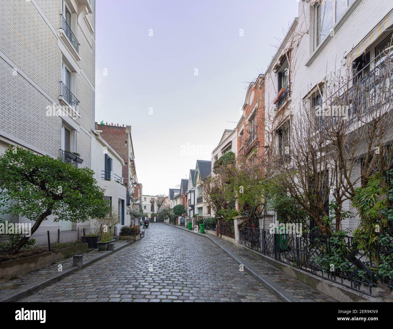 Paris, France - 02 26 2021 : quartier de Montmartre. Rue Villa Leandre Banque D'Images