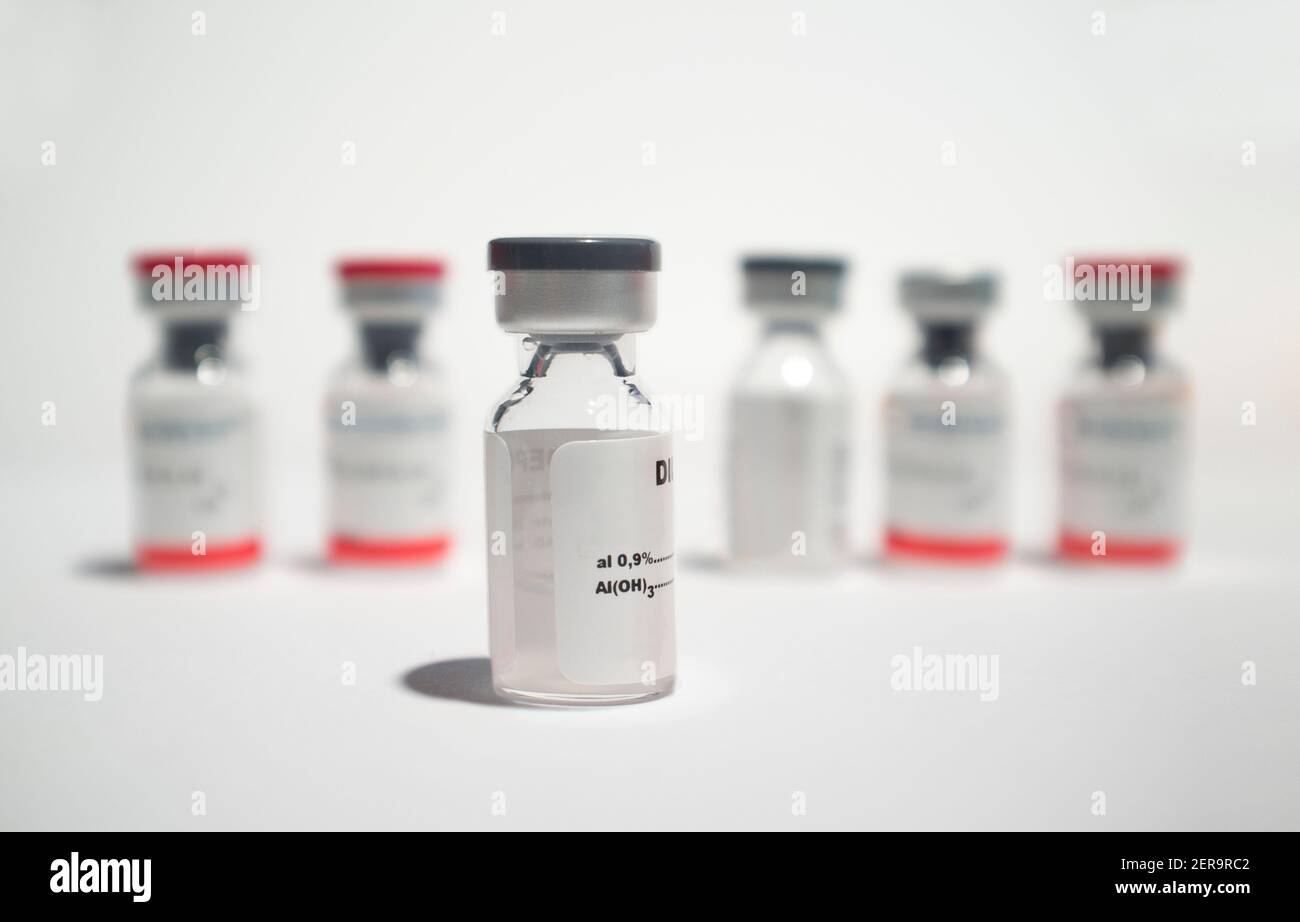 Ampoules de vaccin ou flacons en verre. Mise au point sélective. Isolé sur blanc Banque D'Images