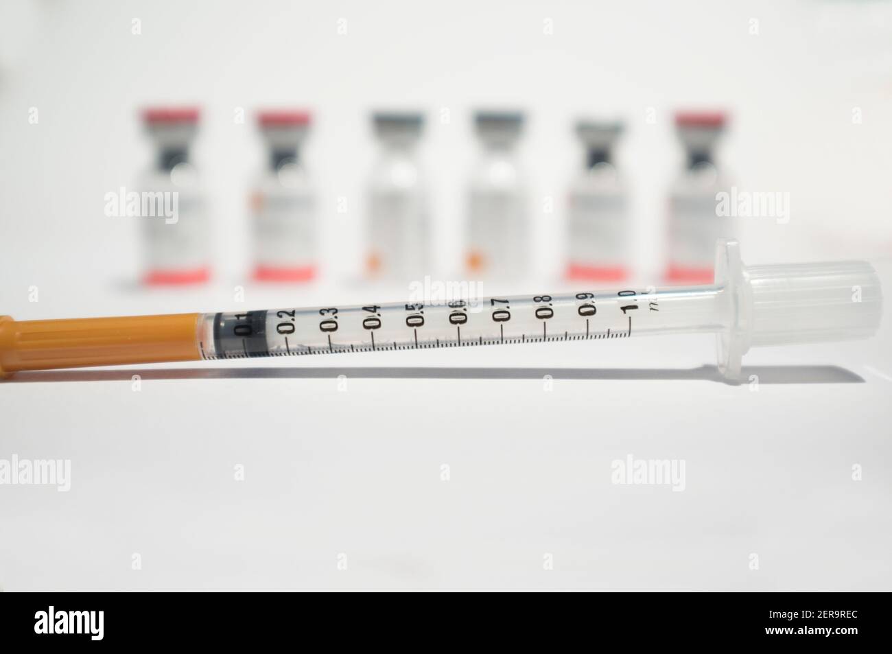 Flacons de seringues et de vaccins ou flacons en verre couverts. Mise au point sélective. Isolé sur blanc Banque D'Images