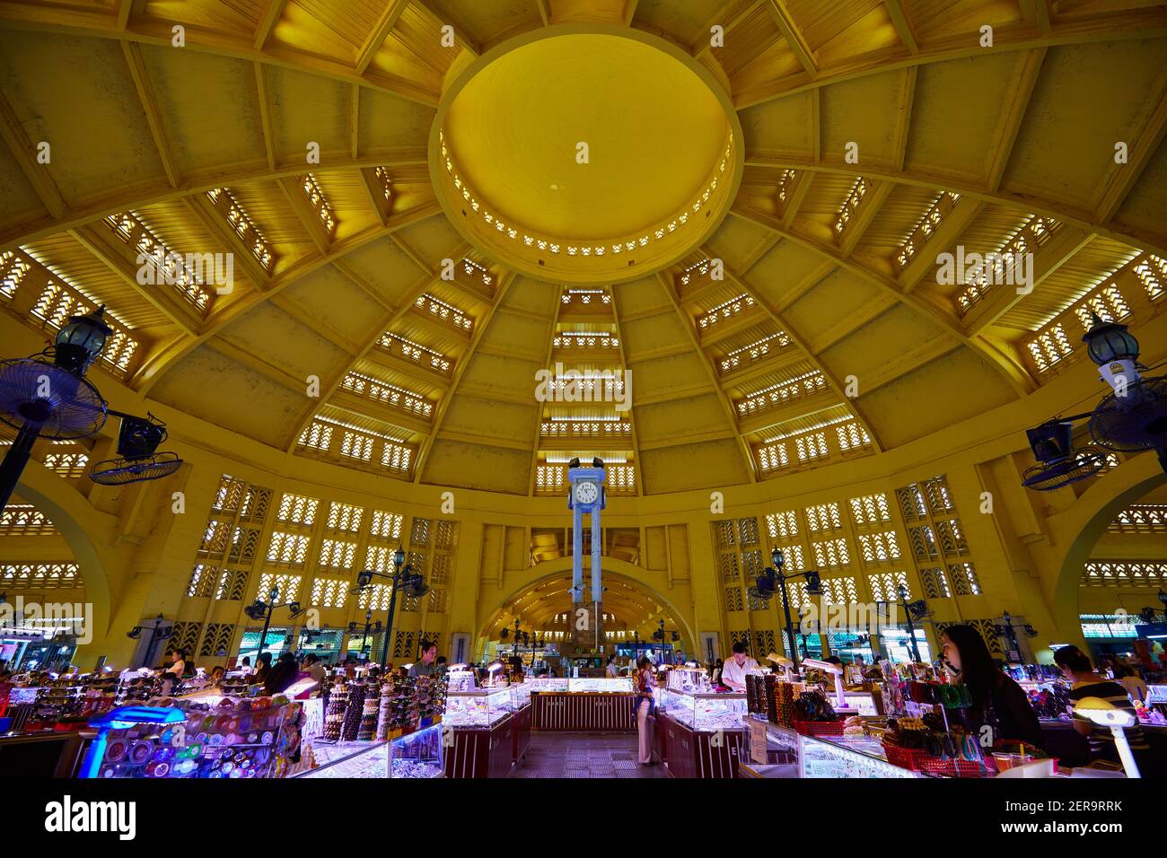 Intérieur du bâtiment du marché central, Phnom Penh, Cambodge. La belle structure Art déco a été conçue par l'architecte français Jean Desbois et a ouvert Banque D'Images