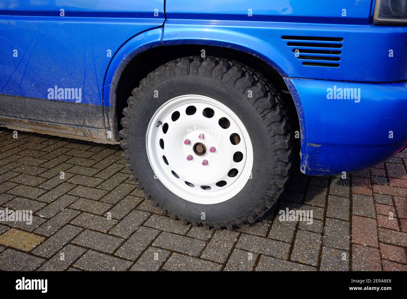 Février 2021 - Volkswagen VW T4 transporteur converti en a cabine de camping avec pneus à grand marécage Banque D'Images