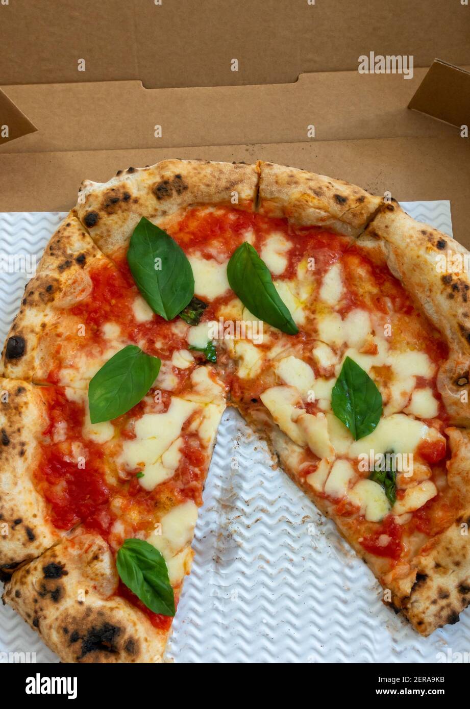 Pizza Margherita avec une tranche manquante Banque D'Images