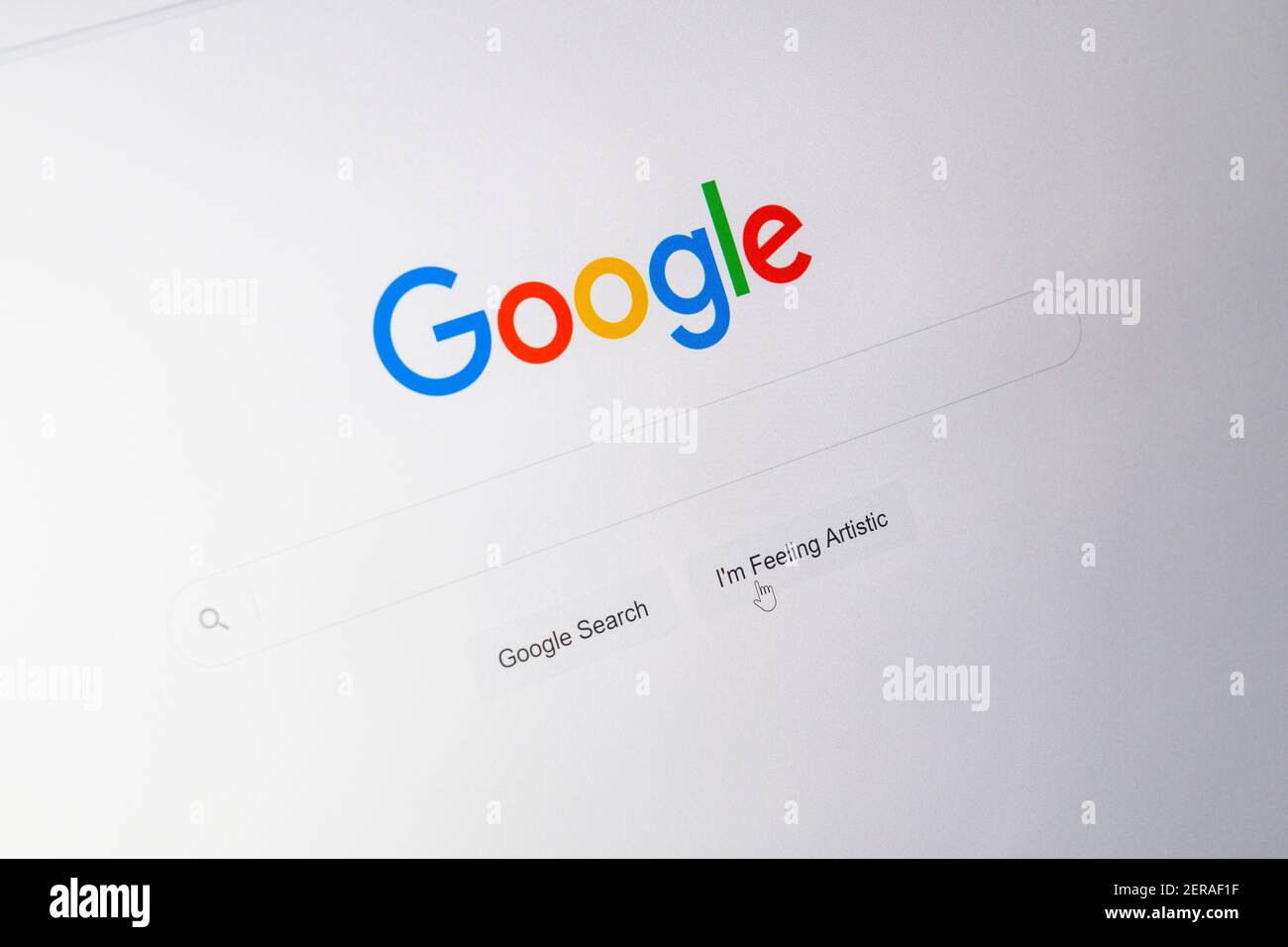 Le site Google HomePage avec le logo Google, la barre de recherche et je me sens chanceux / bouton artistique dans la langue anglaise sur un écran d'ordinateur Banque D'Images