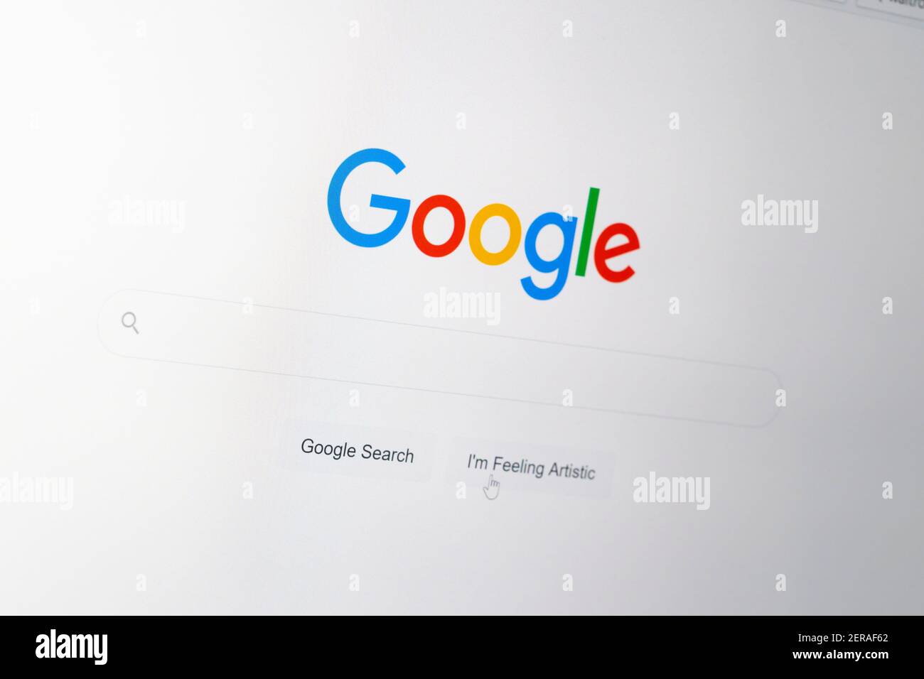Le site Google HomePage avec le logo Google, la barre de recherche et je me sens chanceux / bouton artistique dans la langue anglaise sur un écran d'ordinateur Banque D'Images