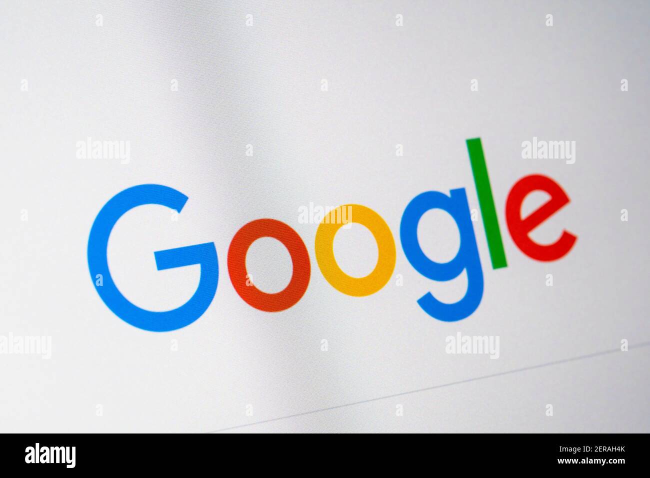 Un gros plan sur le logo du site Web de Google sur un écran d'ordinateur montrant le lettrage coloré à un angle. Thème: Moteur de recherche, seo, publicité en ligne Banque D'Images