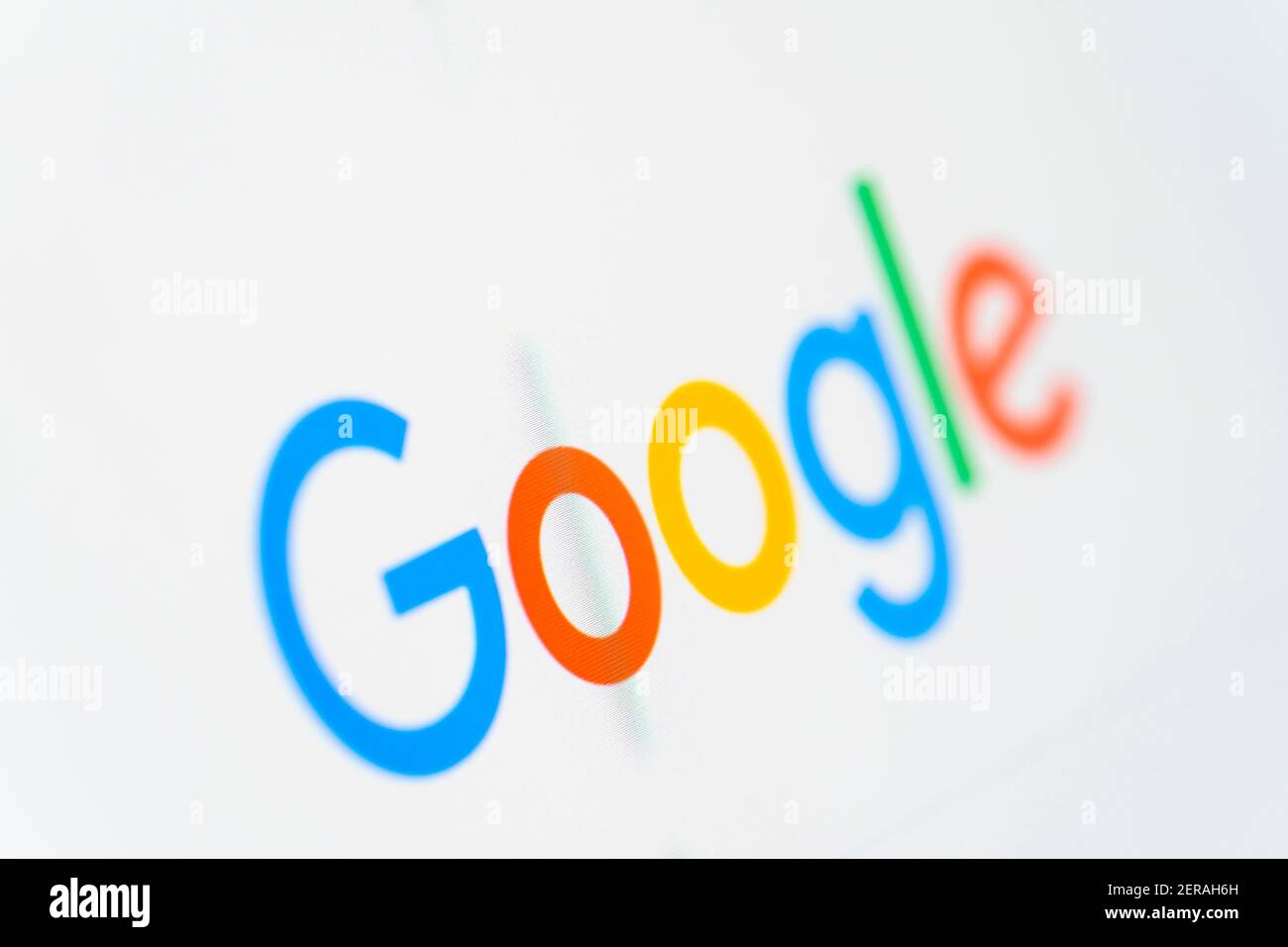 Un gros plan sur le logo du site Web de Google sur un écran d'ordinateur montrant le lettrage coloré à un angle. Thème: Moteur de recherche, seo, publicité en ligne Banque D'Images