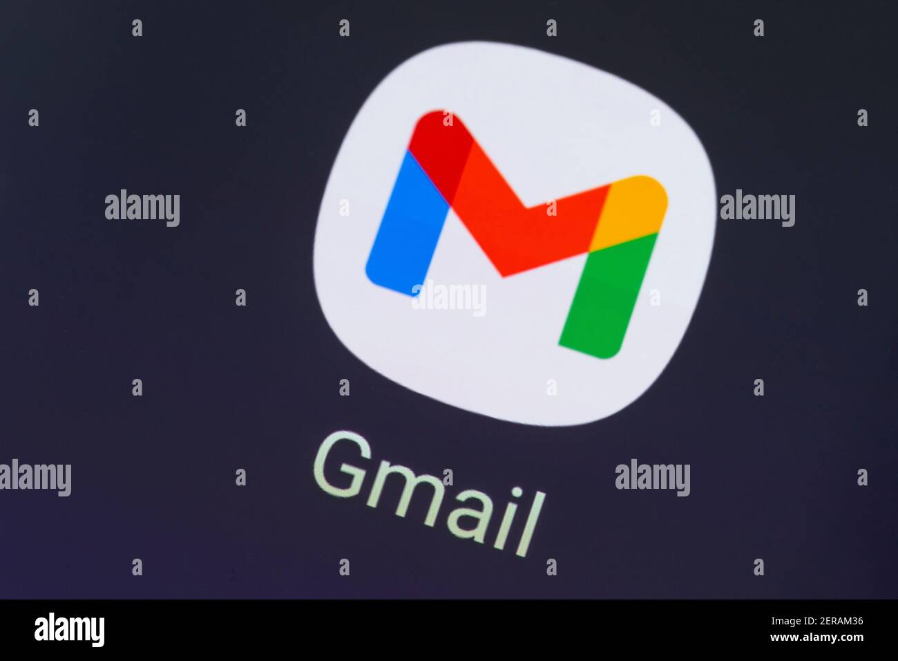 Gros plan macro du logo de l'application Gmail sur l'écran d'un smartphone ou d'un téléphone portable. Gmail est un service de messagerie gratuit développé par Google Banque D'Images