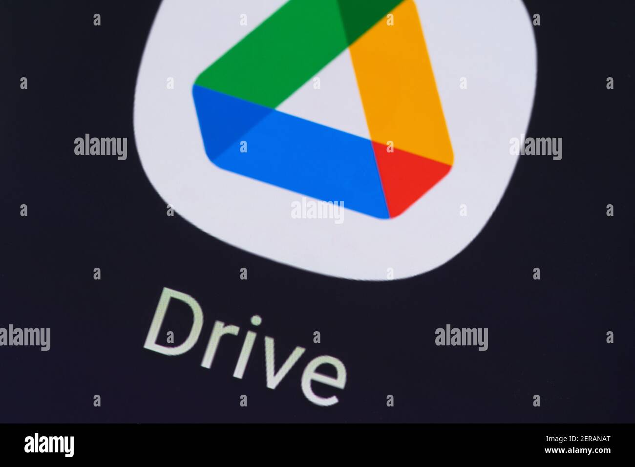 Gros plan macro du logo de l'application Google Drive sur Un écran de téléphone portable - Google Drive est un stockage de fichiers Et service de synchronisation développé par Google Banque D'Images