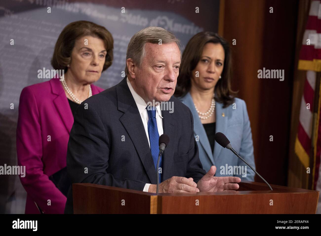 Le sénateur Richard Durbin, démocrate de l'Illinois, s'exprime lors d'une conférence de presse tenue par les sénateurs démocrates demandant la fin de la séparation des parents à la frontière sud des États-Unis par le gouvernement fédéral à Capitol Hill à Washington, DC, le 12 juin 2018. Crédit: Alex Edelman / CNP/Sipa USA Banque D'Images