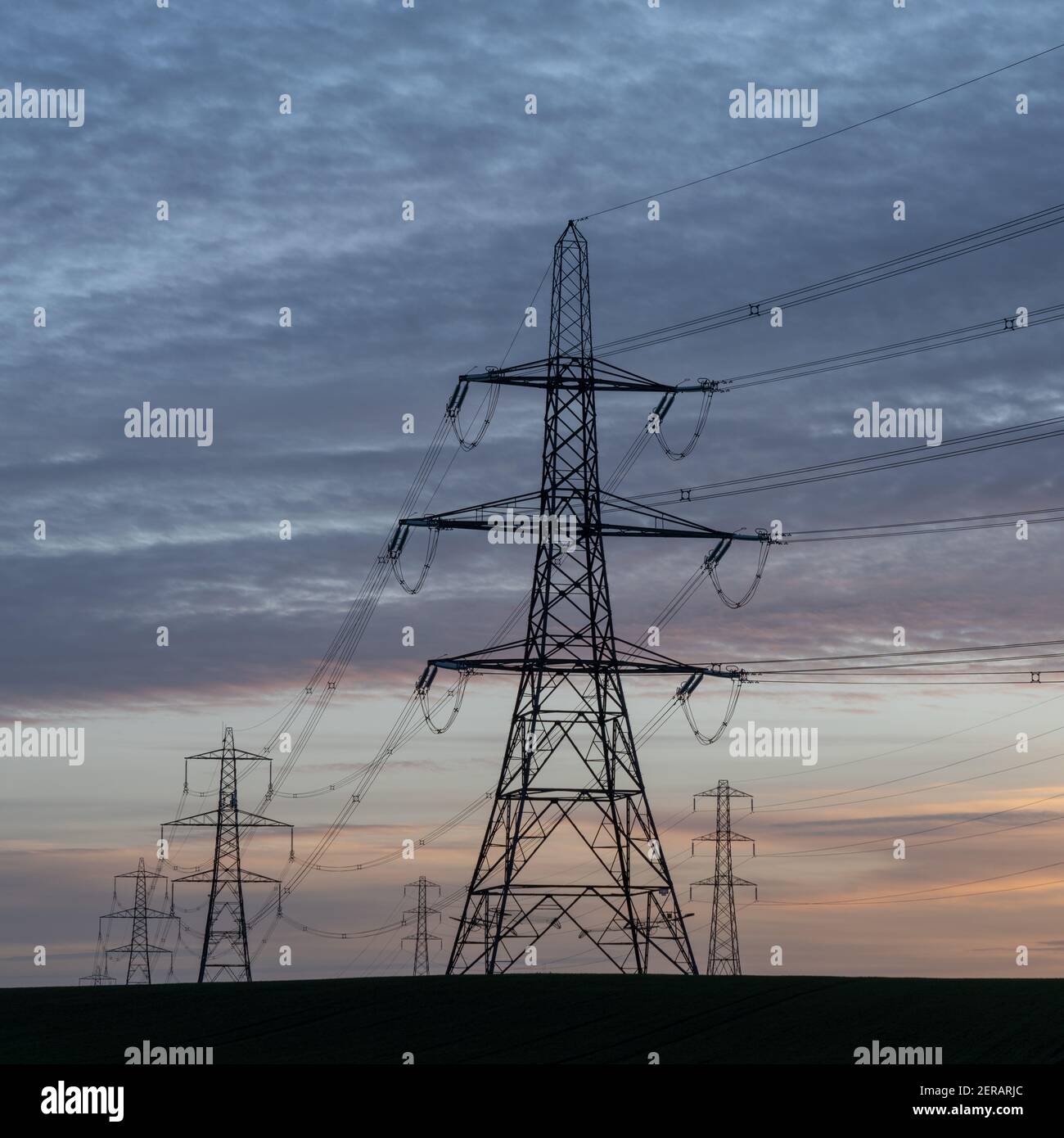 Tour d'électricité ou électricité pylône grande structure en acier transportant de l'énergie dans tout le pays Banque D'Images