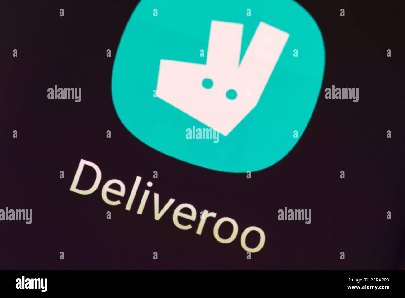 Gros plan macro du logo de l'application Deliveroo sur l'écran d'un smartphone. Deliveroo est une multinationale de livraison de nourriture en ligne Banque D'Images