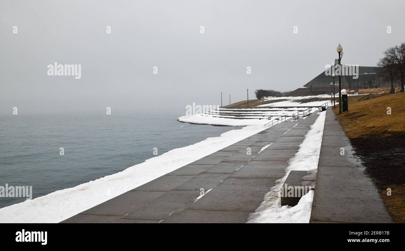 Promenade en bord de mer le matin brumeux dans la ville Banque D'Images