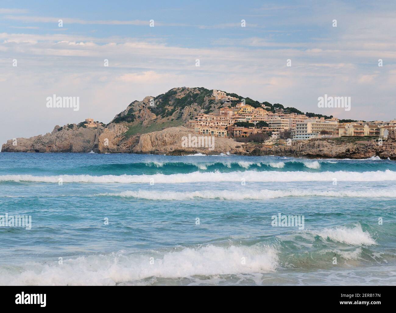 Vagues débordant sur la plage de Punta de Capdepera Iles Baléares Majorque sur UNE Sunny hiver jour avec UN Quelques nuages dans le ciel Banque D'Images