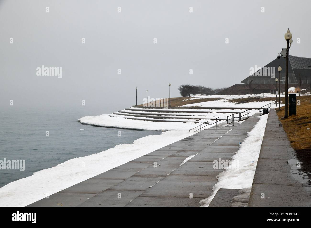 Promenade en bord de mer le matin brumeux dans la ville Banque D'Images