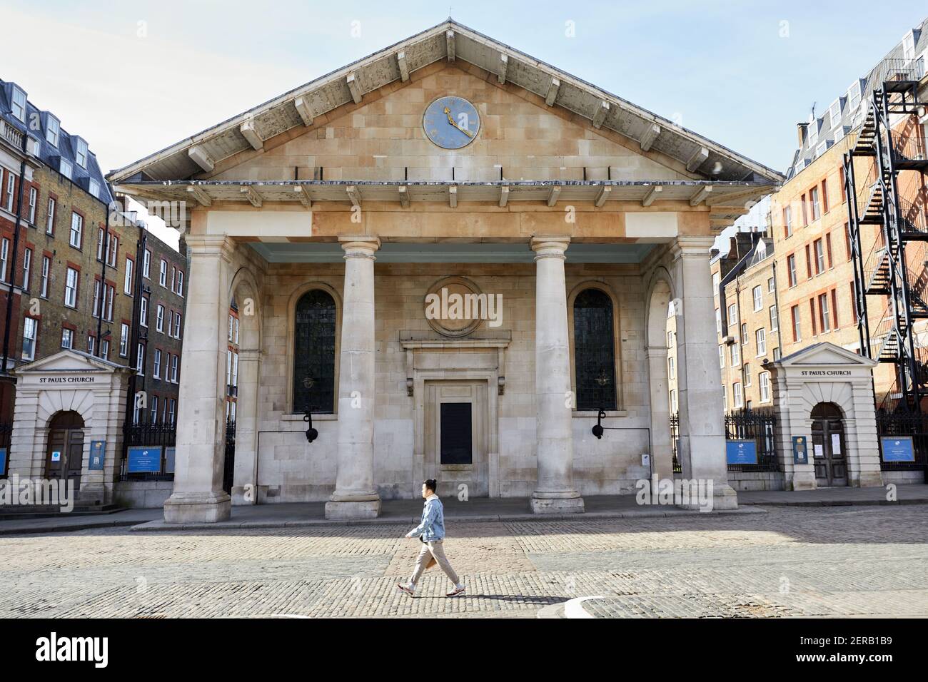 Londres, Royaume-Uni - 23 février 2021 : une promenade piétonne passe devant l'église Saint-Paul à Covent Garden. La zone en face du portique bustles normalement avec des artistes de rue et des visiteurs, mais a été déserté pendant les serres de coronavirus. Banque D'Images