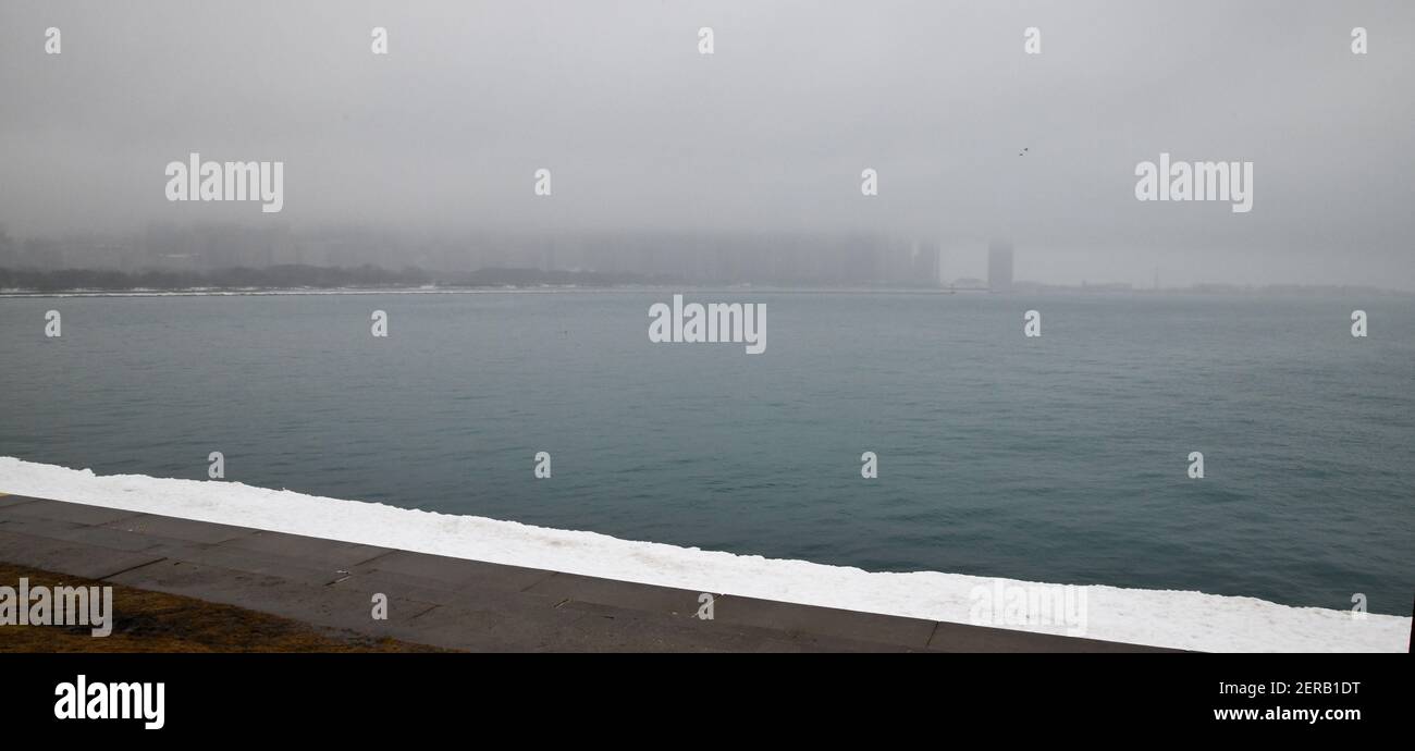 horizon de la ville le long du bord du lac le matin d'une brumeuse Banque D'Images