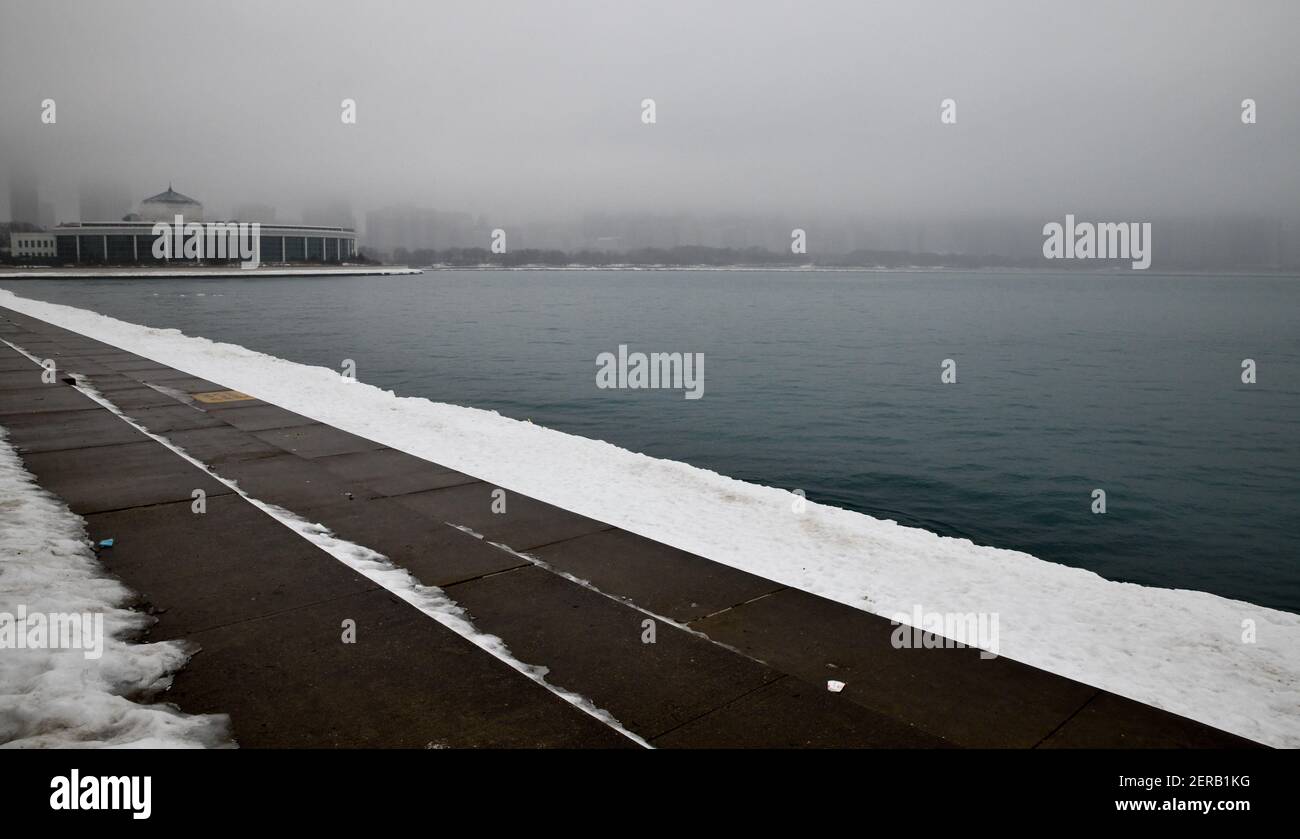 horizon de la ville le long du bord du lac le matin d'une brumeuse Banque D'Images