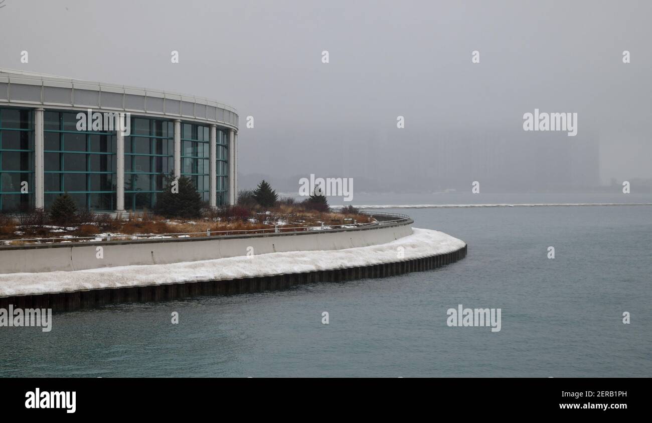 horizon de la ville le long du bord du lac le matin d'une brumeuse Banque D'Images