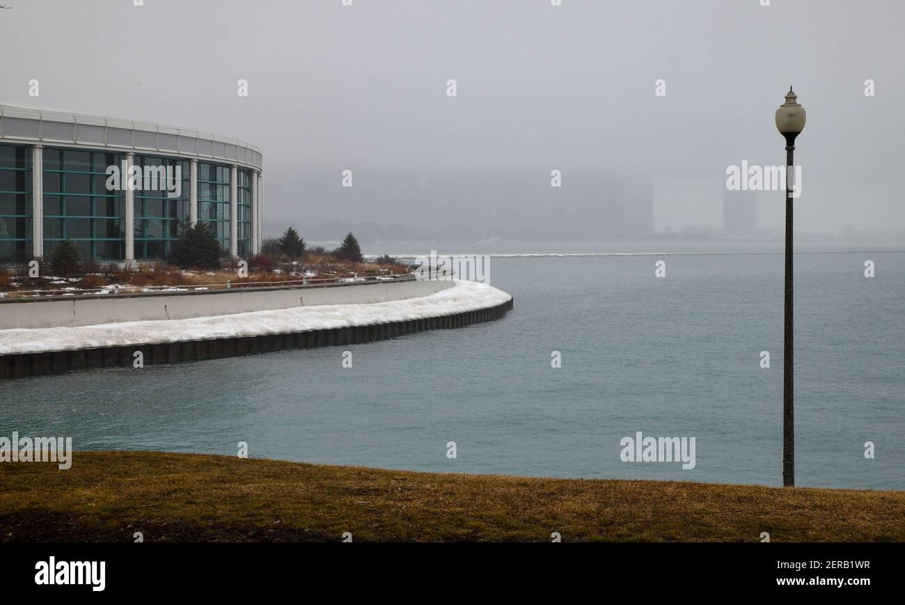 horizon de la ville le long du bord du lac le matin d'une brumeuse Banque D'Images